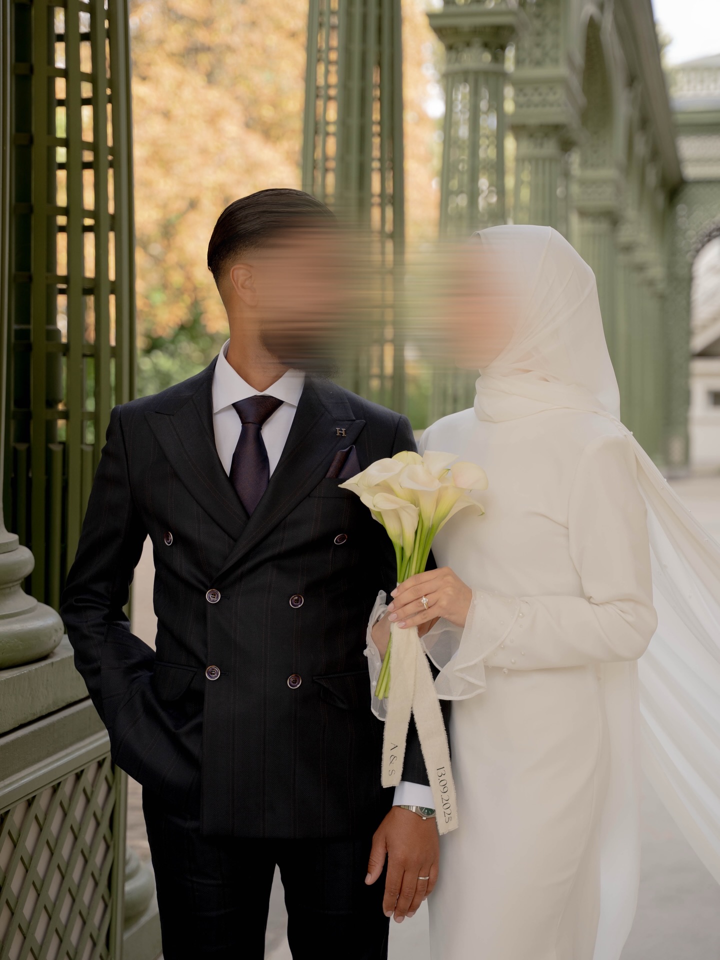 Couple de mariés dans un jardin