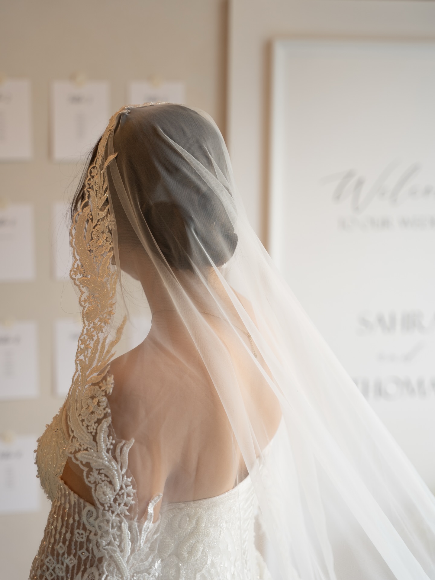 Mariée sous son voile dans une lumière ivoire